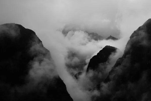 Altas montanhas nas nuvens — Fotografia de Stock