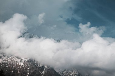 Üç Dağları doruklarına bulutların arkasından görülebilir