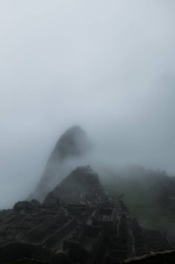 Bulutlardaki yüksek dağlar