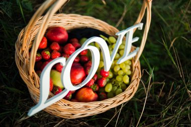 ' In bahçesinde meyve sepeti