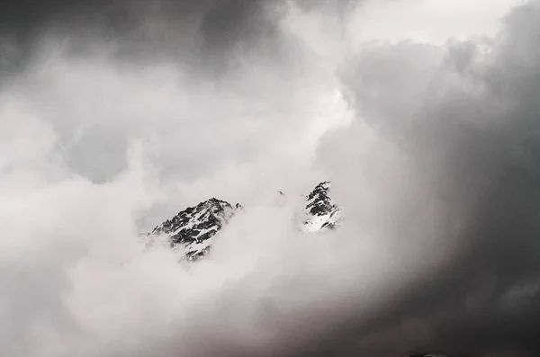 Montañas nevadas en las nubes — Foto de Stock