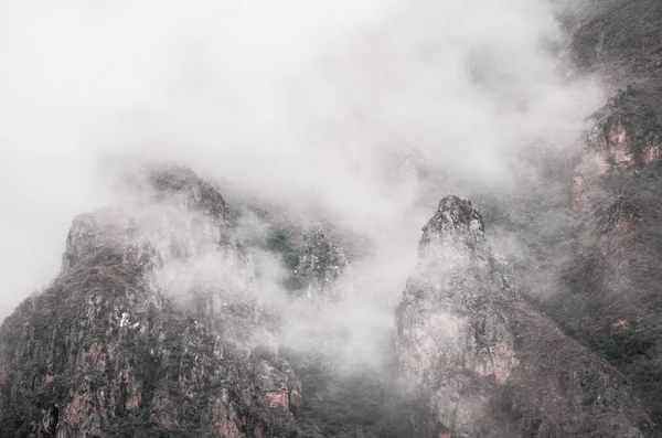 Altas montañas y rocas en las nubes — Foto de Stock