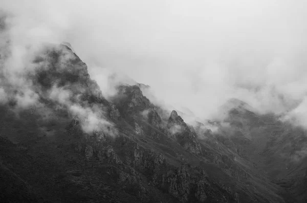 Altas montanhas e rochas nas nuvens — Fotografia de Stock