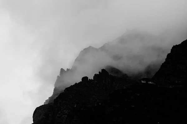 Altas montañas y rocas en las nubes — Foto de Stock