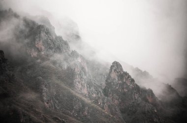 Yüksek dağlar ve kayalar bulutlar