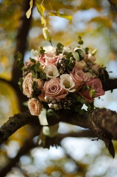 Bouquet de mariage de fleurs sur l'arbre — Photo