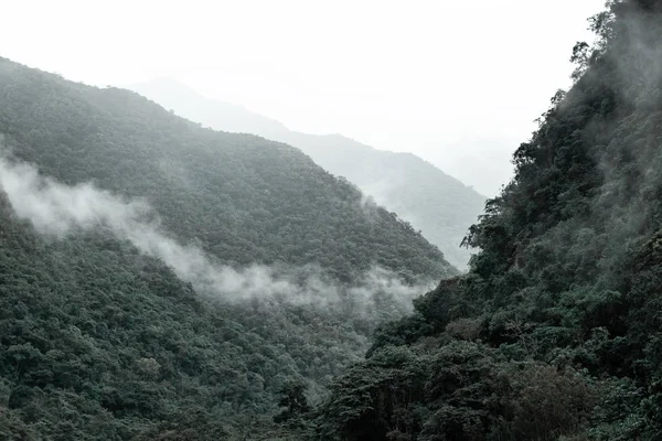 Altas montanhas nas nuvens — Fotografia de Stock