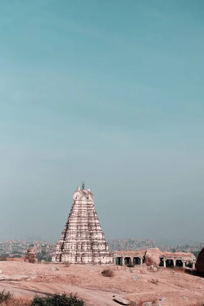 Templo indiano e portão hindu gopuram — Fotografia de Stock