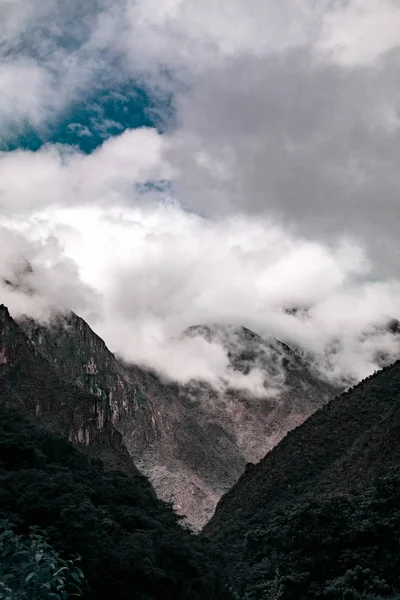 Altas montanhas nas nuvens — Fotografia de Stock