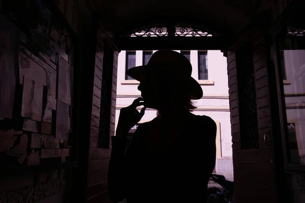 Bir kız ilan panosuna silüeti — Stok fotoğraf