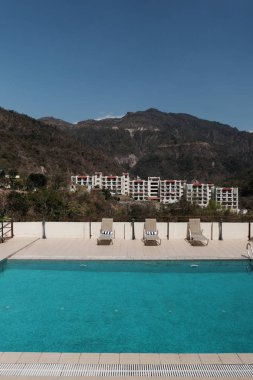 Havuzu arka planda dağların