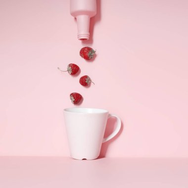 Şişe, çilek ve masada Kupası