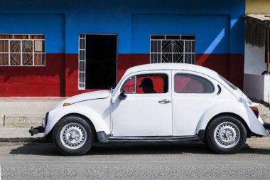 Sürücü de yol evin arka plan üzerinde beyaz bir araba bekliyor