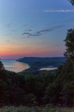 Empire Bluff Trail'e göz atın. Kuzey Michigan, Abd'de Uyuyan Ayı Dunes'ta Blue Hour Sunset. Michigan Gölü, Empire Beach ve South Bar Gölü görülür.