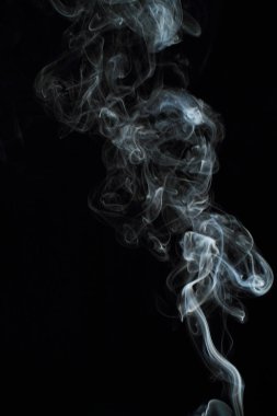 Siyah arkaplanda beyaz duman dokusu