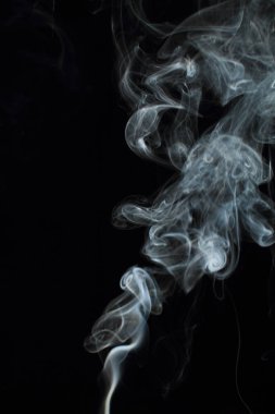 Siyah arkaplanda beyaz duman dokusu