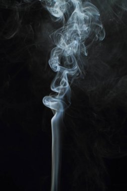 Siyah arkaplanda beyaz duman dokusu