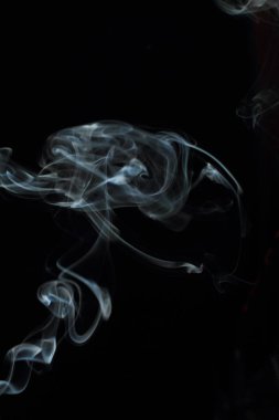 Siyah arkaplanda beyaz duman dokusu