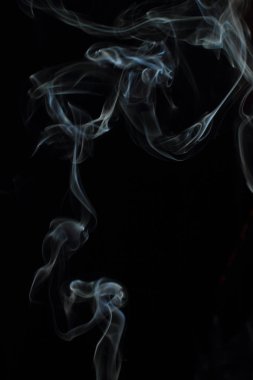 Siyah arkaplanda beyaz duman dokusu