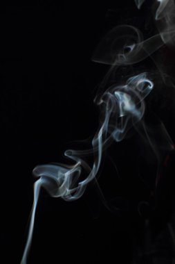 Siyah arkaplanda beyaz duman dokusu