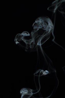 Siyah arkaplanda beyaz duman dokusu