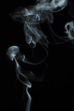 Siyah arkaplanda beyaz duman dokusu