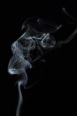 Siyah arkaplanda beyaz duman dokusu