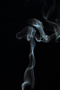 Siyah arkaplanda beyaz duman dokusu