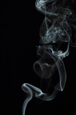 Siyah arkaplanda beyaz duman dokusu