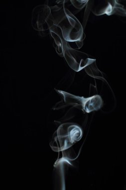 Siyah arkaplanda beyaz duman dokusu