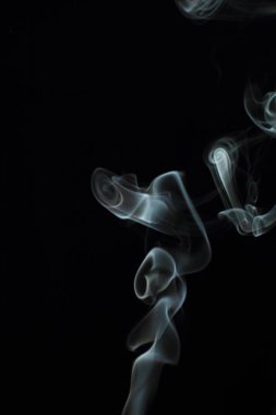Siyah arkaplanda beyaz duman dokusu