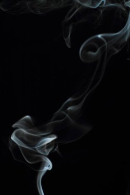 Siyah arkaplanda beyaz duman dokusu