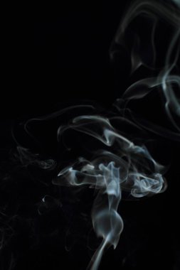 Siyah arkaplanda beyaz duman dokusu