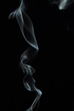 Siyah arkaplanda beyaz duman dokusu