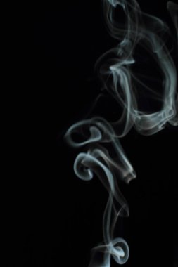 Siyah arkaplanda beyaz duman dokusu