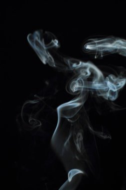 Siyah arkaplanda beyaz duman dokusu