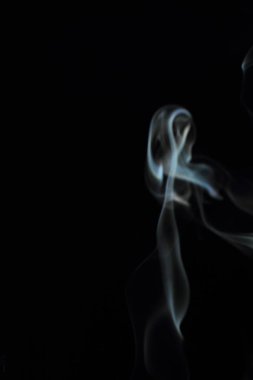 Siyah arkaplanda beyaz duman dokusu