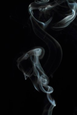 Siyah arkaplanda beyaz duman dokusu