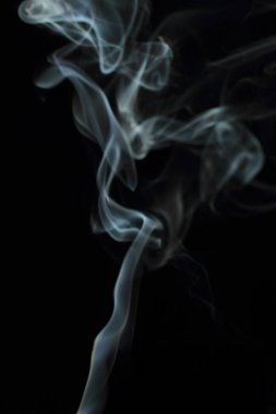 Siyah arkaplanda beyaz duman dokusu