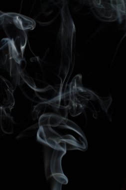 Siyah arkaplanda beyaz duman dokusu