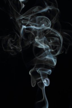 Siyah arkaplanda beyaz duman dokusu