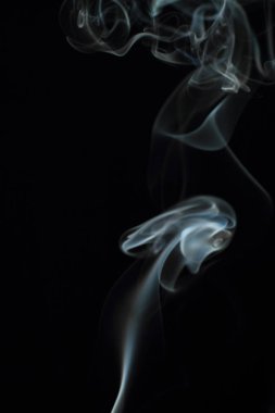 Siyah arkaplanda beyaz duman dokusu