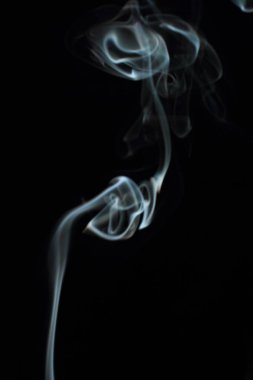 Siyah arkaplanda beyaz duman dokusu