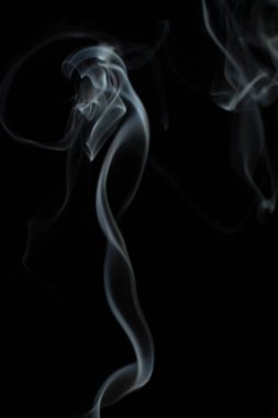 Siyah arkaplanda beyaz duman dokusu