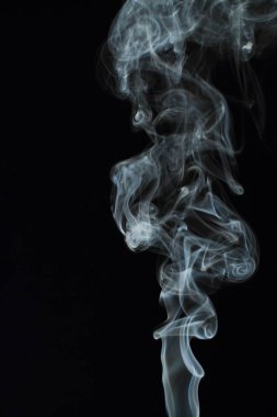 Siyah arkaplanda beyaz duman dokusu