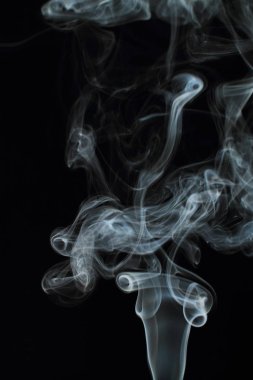 Siyah arkaplanda beyaz duman dokusu