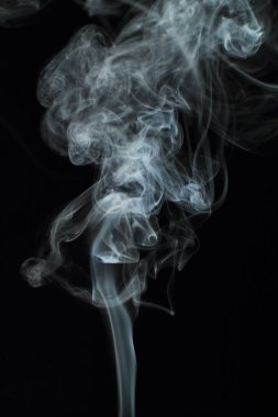 Siyah arkaplanda beyaz duman dokusu