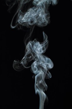 Siyah arkaplanda beyaz duman dokusu