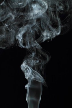 Siyah arkaplanda beyaz duman dokusu