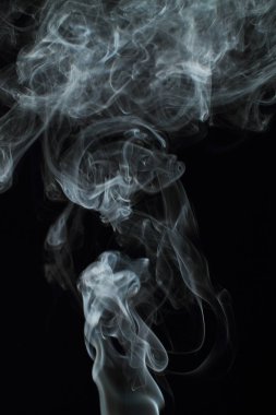 Siyah arkaplanda beyaz duman dokusu
